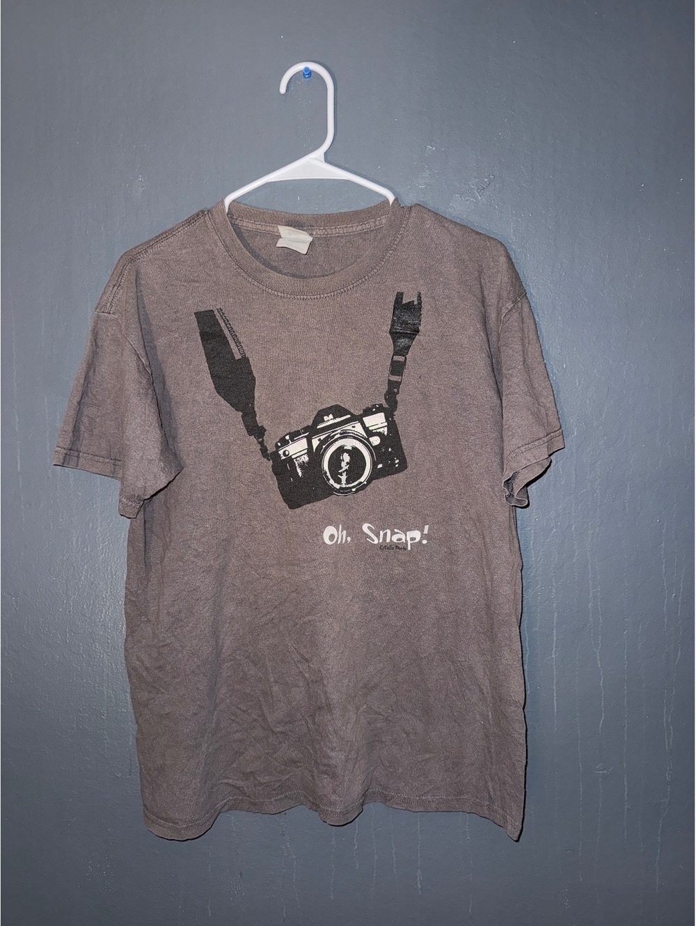 Gildan Heavy Cotton Graphic T-Shirt Medium Brown with Camera Print